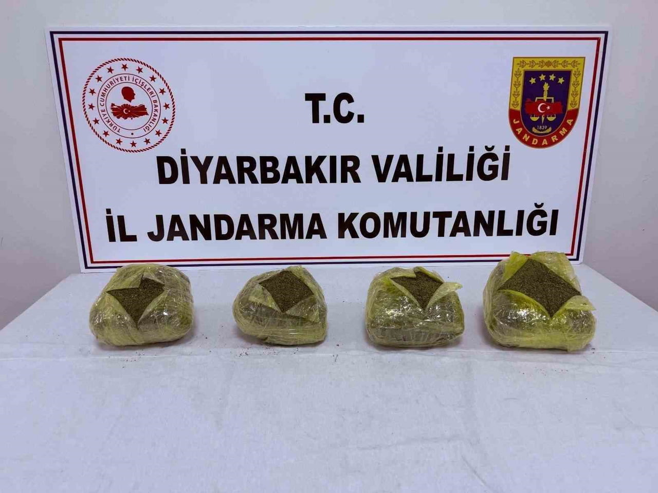 DİYARBAKIR’DA JANDARMA EKİPLERİNCE DÜZENLENEN UYUŞTURUCU OPERASYONLARINDA 28 KİLO ESRAR ELE...