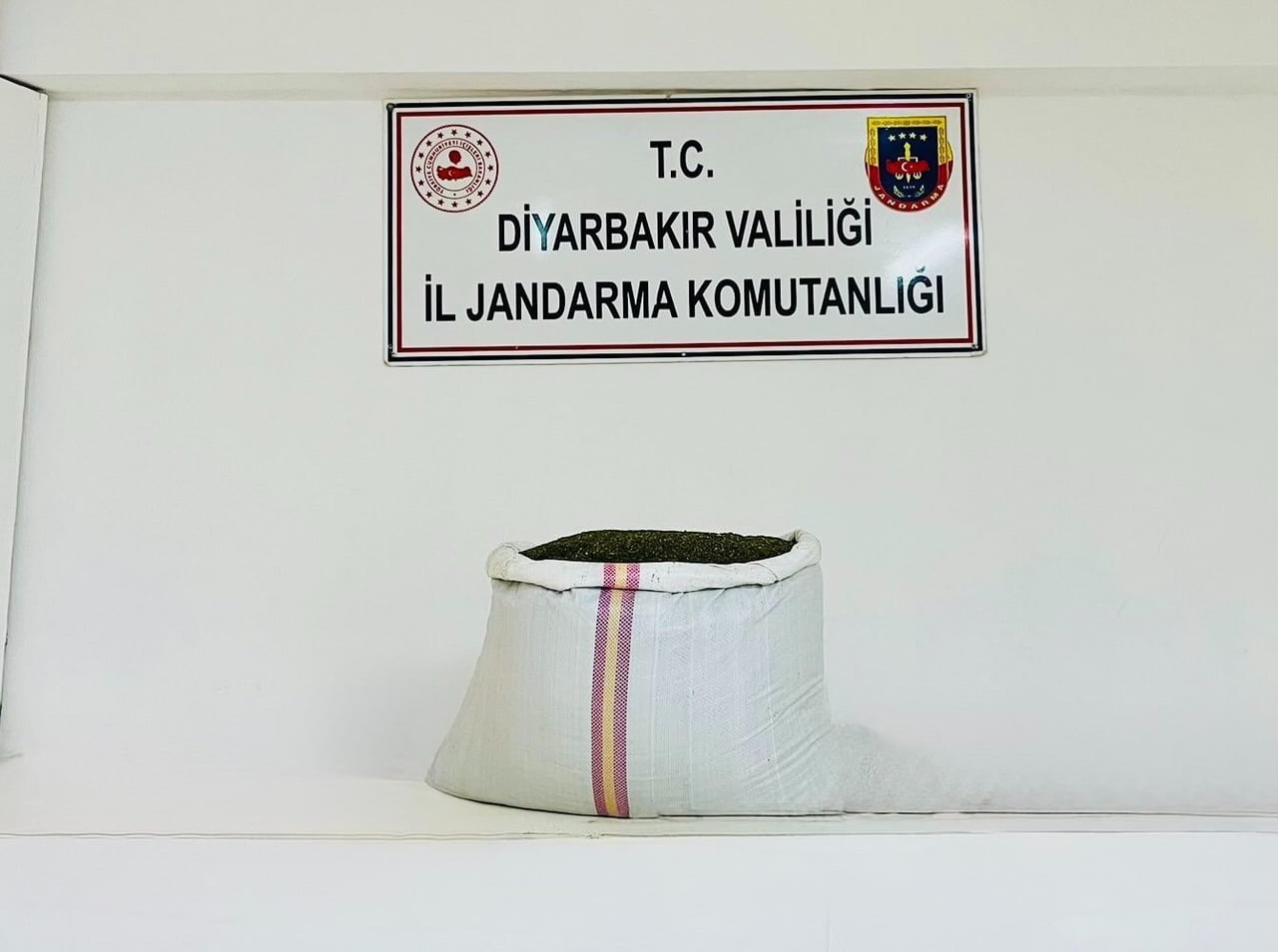 DİYARBAKIR’DA JANDARMA EKİPLERİNCE DÜZENLENEN UYUŞTURUCU OPERASYONLARINDA, 41 KİLO ESRAR ELE...