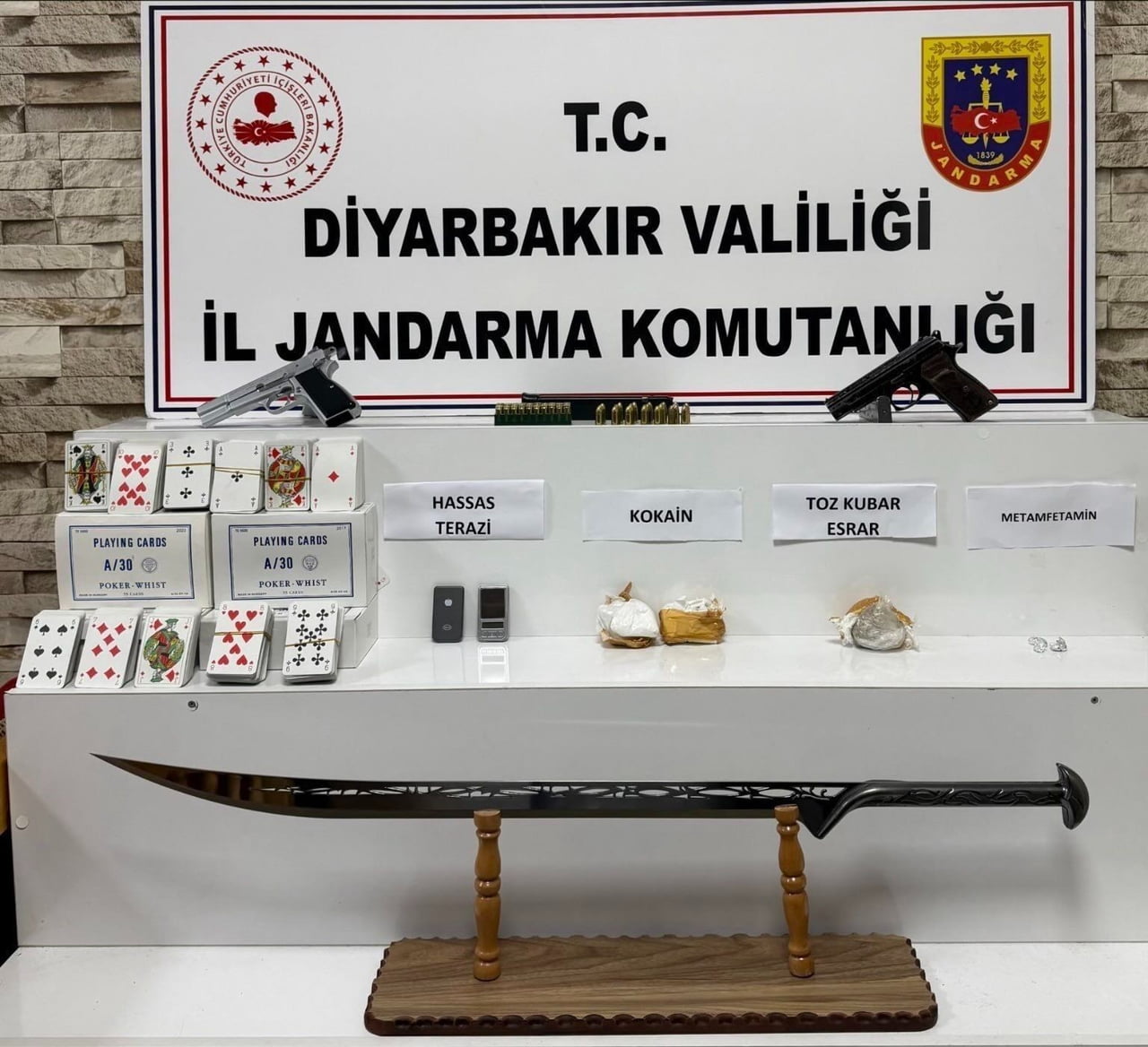 DİYARBAKIR’DA JANDARMA EKİPLERİNCE DÜZENLENEN UYUŞTURUCU OPERASYONUNDA 6 ŞÜPHELİ HAKKINDA İŞLEM...