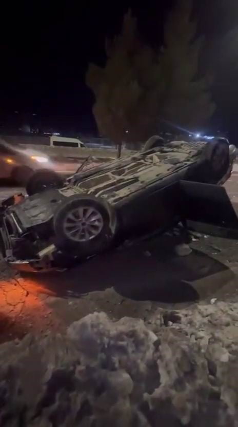 DİYARBAKIR’DA KAYGANLAŞAN YOLDA SÜRÜCÜSÜNÜN DİREKSİYON HAKİMİYETİNİ KAYBETTİĞİ ARAÇ TAKLA ATTI....