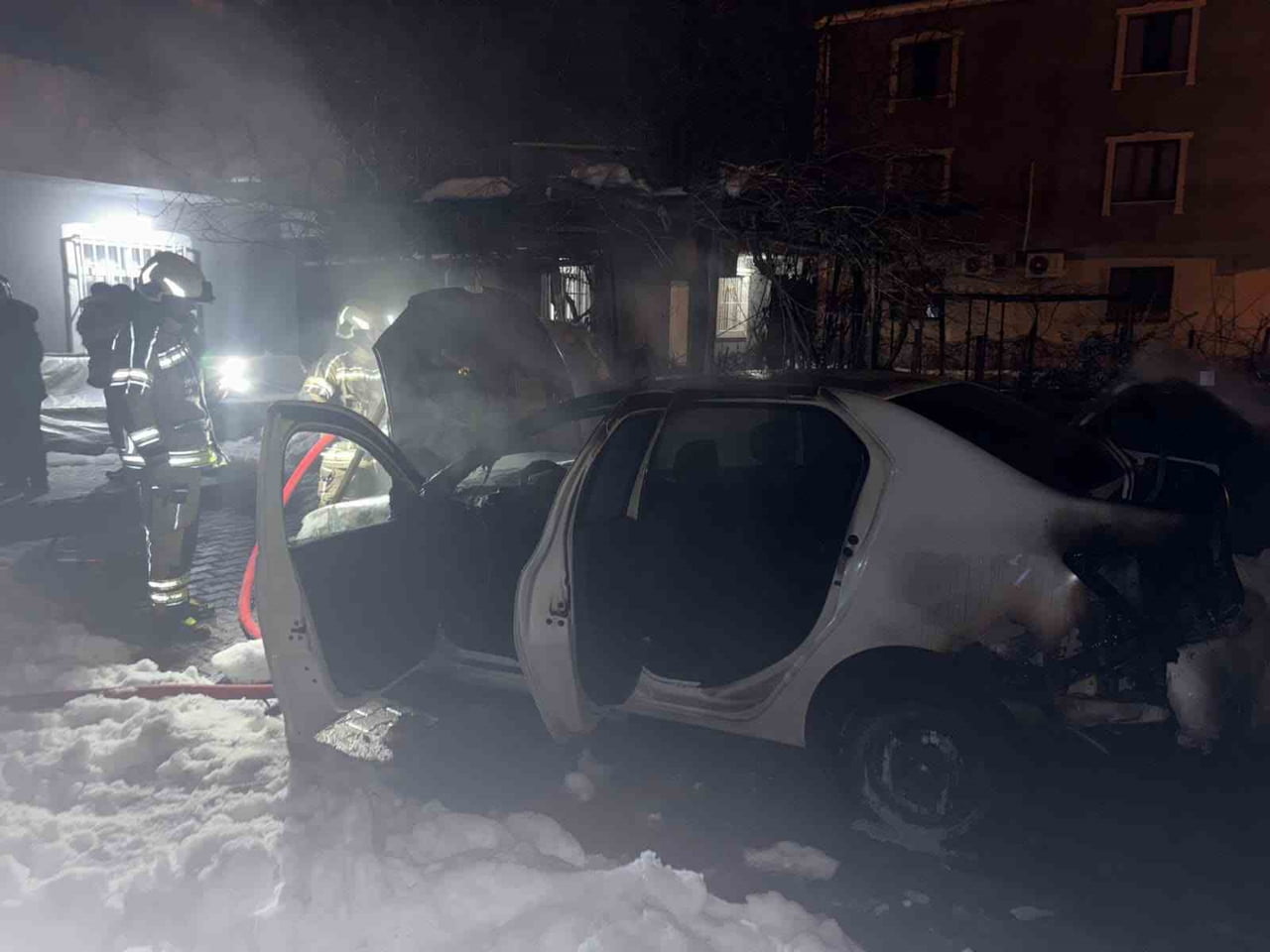 DİYARBAKIR’DA SEYİR HALİNDEKİ ARAÇ ALEV ALDI. OLAYDA ÖLEN YA DA YARALANAN OLMAZKEN, ARAÇ...