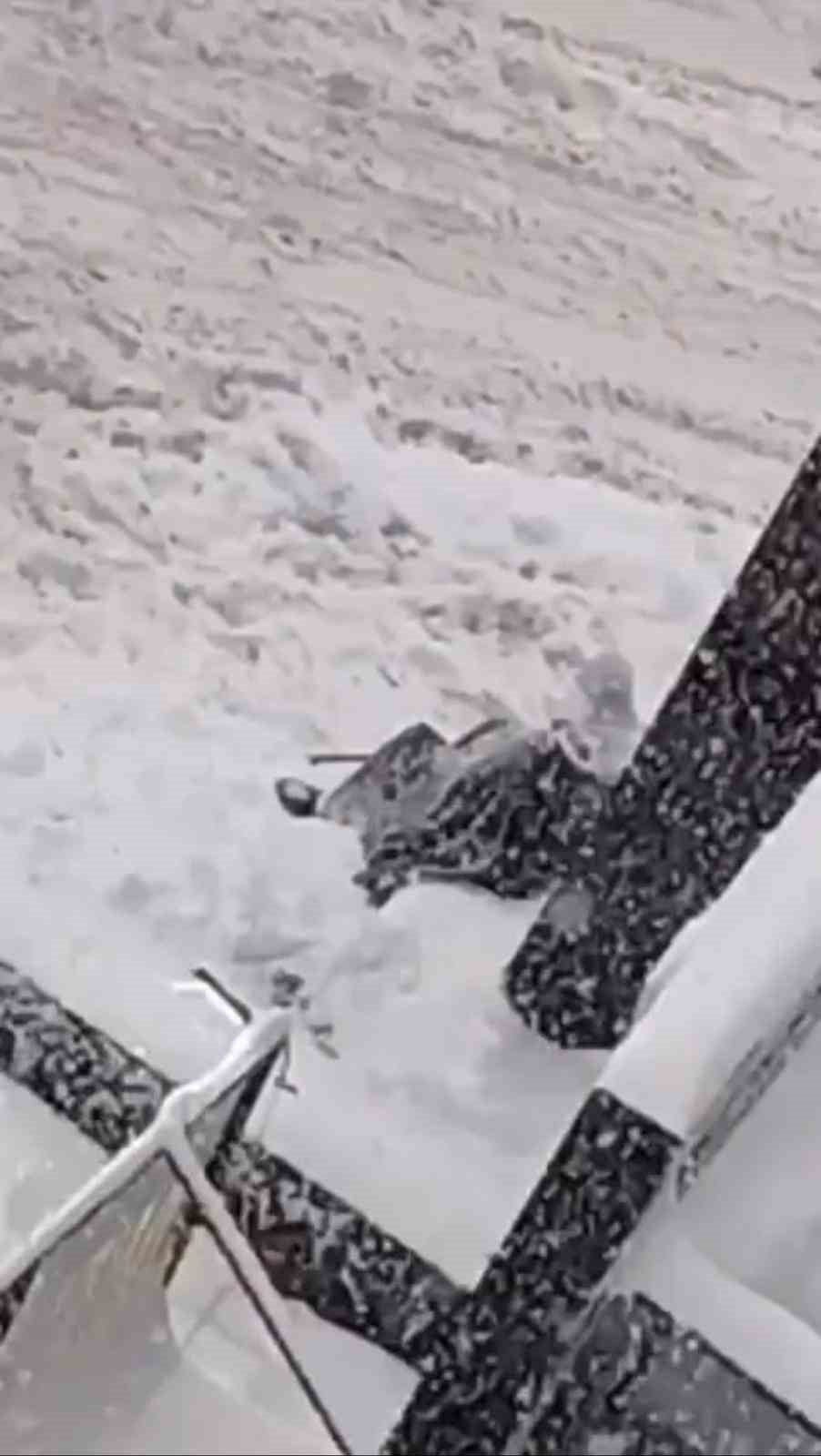 DİYARBAKIR’DA SON YILLARIN EN YOĞUN KAR YAĞIŞI ETKİLİ OLURKEN, İLÇE ADETA ESARETİ YAŞADI. BİRÇOK...