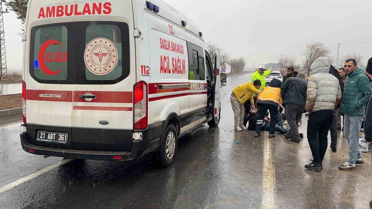 DİYARBAKIR’DA SÜRÜCÜSÜNÜN DİREKSİYON HAKİMİYETİNİ KAYBETTİĞİ OTOMOBİL YOLDAN ÇIKARAK DUVARA...