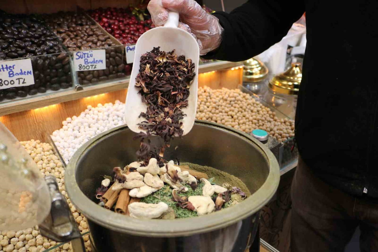 DİYARBAKIR’DAKİ BİR İŞLETMEDE, YAKLAŞIK 25 FARKLI BİTKİ TÜRÜNÜN HARMANLANMASIYLA HAZIRLANAN DOĞAL...