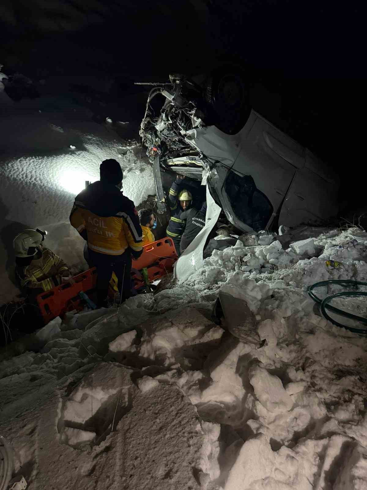 DİYARBAKIR’IN BAĞLAR İLÇESİNDE ŞARAMPOLE DEVRİLEN ARACIN SÜRÜCÜSÜ İTFAİYE EKİPLERİNCE ÇIKARTILARAK...