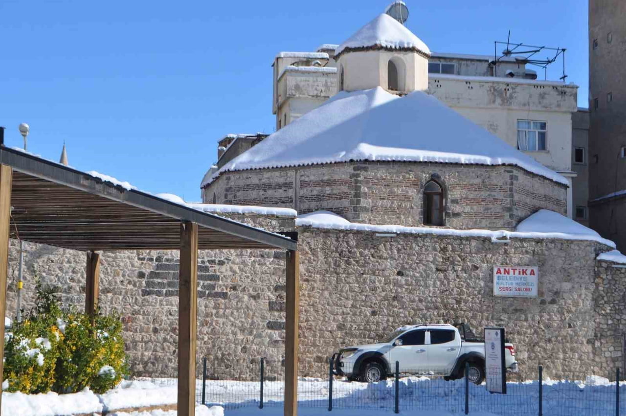 DİYARBAKIR’IN ÇERMİK İLÇESİNDE BULUNAN BEYLER HAMAMI, HAMAM OLARAK İŞLEVİNİ KAYBETTİKTEN SONRA...