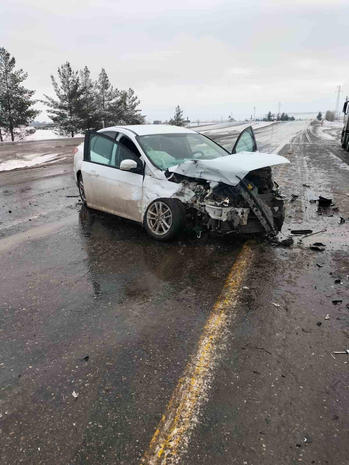 DİYARBAKIR’IN ÇINAR İLÇESİNDE TIR İLE OTOMOBİLİN ÇARPIŞMASI SONUCU MEYDANA GELEN TRAFİK KAZASINDA...