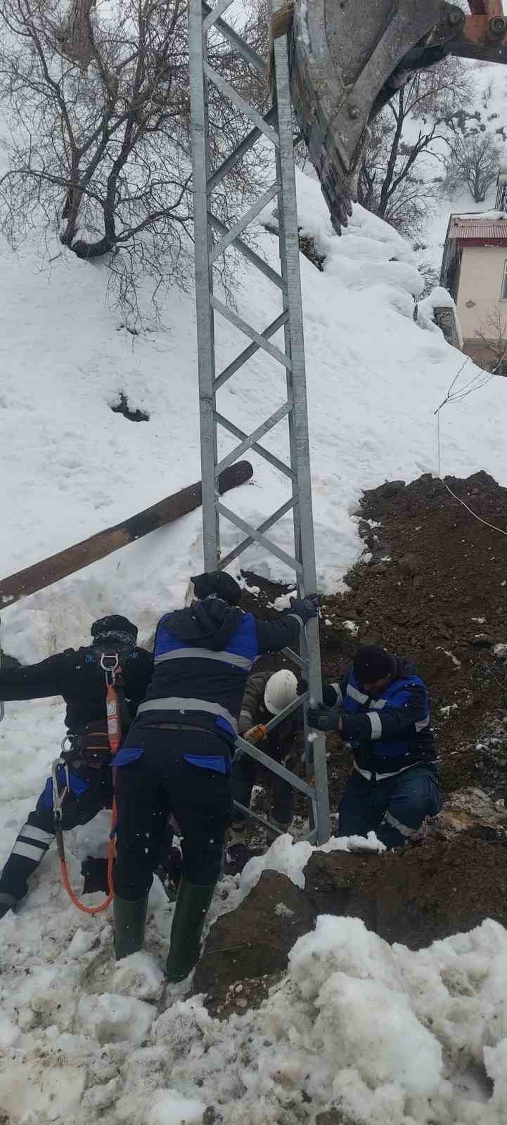 DİYARBAKIR’IN ÇÜNGÜŞ İLÇESİNDE GEÇTİĞİMİZ GÜNLERDE KAR YAĞIŞLARINDAN DOLAYI DEVRİLEN ELEKTRİK...