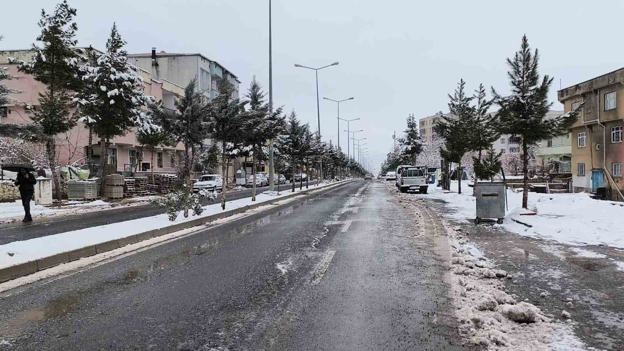 DİYARBAKIR’IN DİCLE İLÇESİNDE GECE SAATLERİNDE BAŞLAYAN KAR YAĞIŞI ETKİSİNİ...