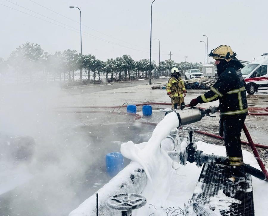 DİYARBAKIR’IN EĞİL İLÇESİNDE HAM PETROL HAVUZUNDA ÇIKAN YANGIN İTFAİYE EKİPLERİNCE...