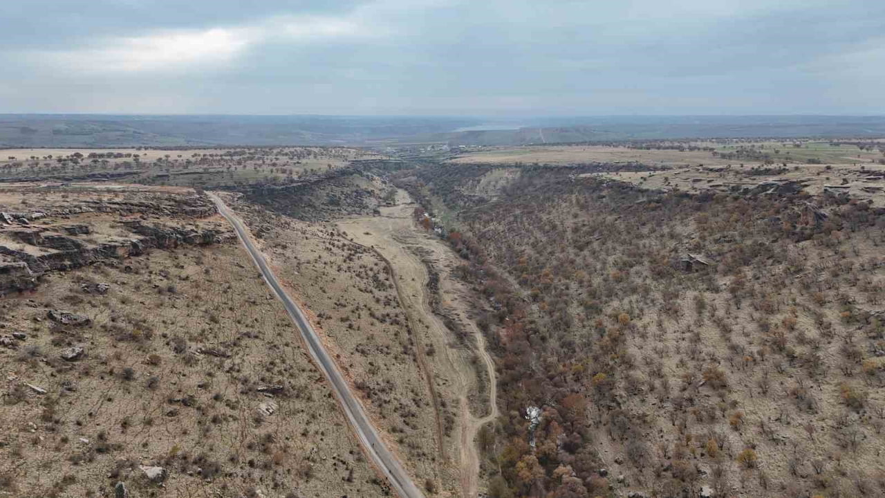 DİYARBAKIR’IN KOCAKÖY İLÇESİNDE 1 MİLYON YIL ÖNCE OLUŞUMU TAMAMLANDIĞI DEĞERLENDİRİLEN BUZUL...