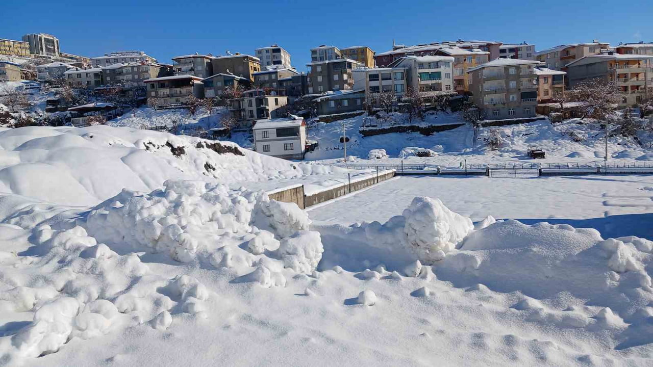 DİYARBAKIR’IN KULP İLÇESİNDE  4 GÜN BOYUNCA ETKİLİ OLAN YOĞUN KAR YAĞIŞI, YERİNİ GÜNEŞLİ ANCAK...