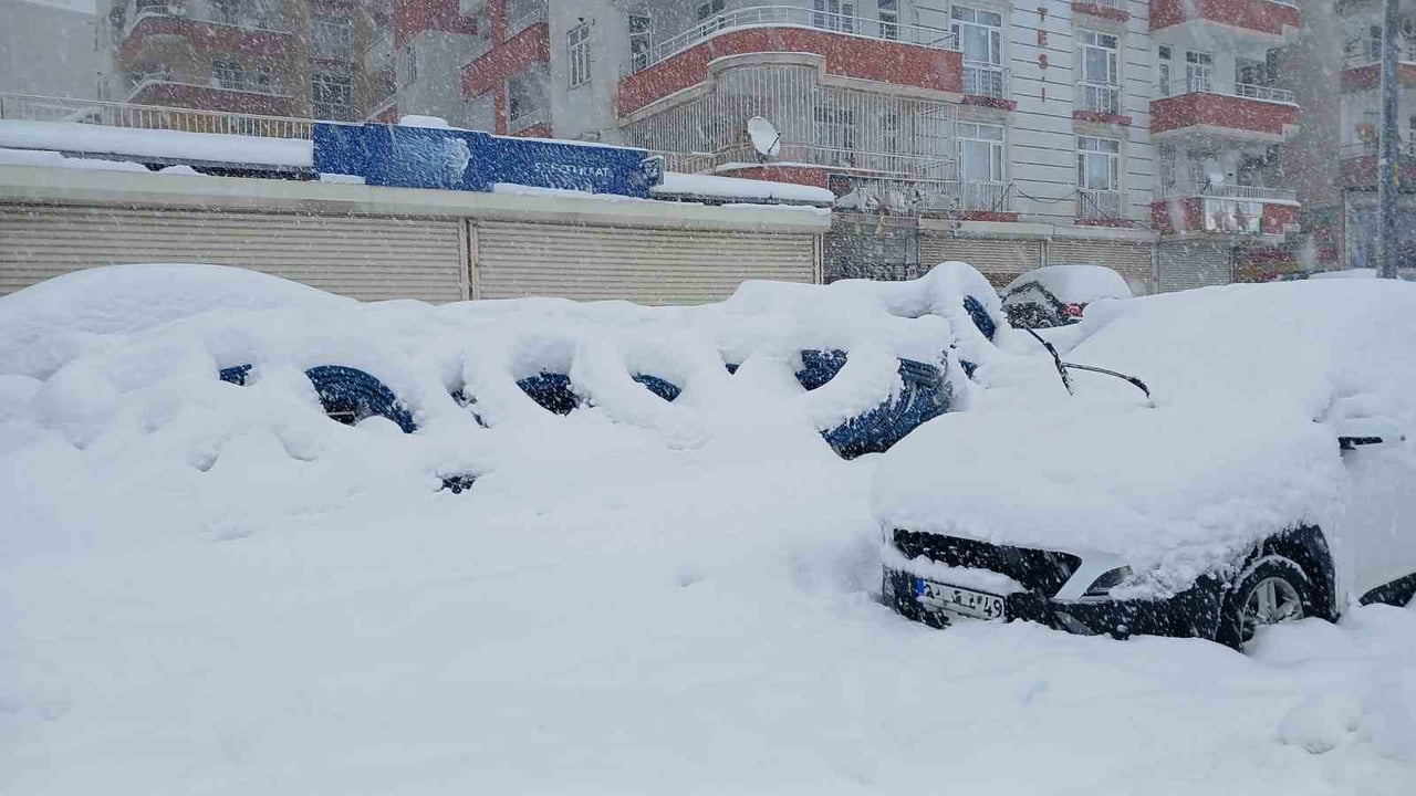 DİYARBAKIR’IN KULP İLÇESİNDE ARALIKSIZ SÜREN YOĞUN KAR YAĞIŞI, İLÇE MERKEZİ VE KIRSAL MAHALLE...