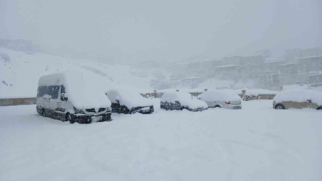 DİYARBAKIR’IN KULP İLÇESİNDE ARALIKSIZ SÜREN YOĞUN KAR YAĞIŞI, İLÇE MERKEZİ VE KIRSAL MAHALLE...