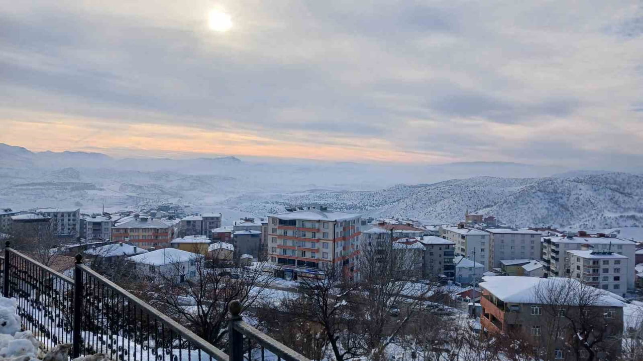 DİYARBAKIR’IN KULP İLÇESİNDE GECE HAVA SICAKLIĞININ EKSİ 16-17 DERECELERE KADAR DÜŞMESİYLE CADDE...