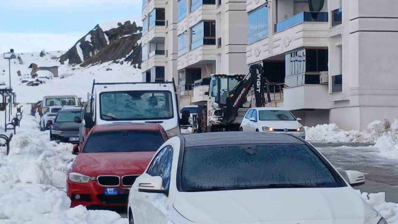 DİYARBAKIR’IN KULP İLÇESİNDE GECE HAVA SICAKLIĞININ EKSİ 16-17 DERECELERE KADAR DÜŞMESİYLE CADDE...