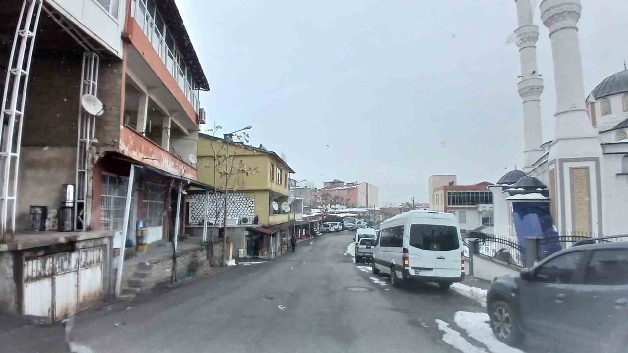 DİYARBAKIR’IN KULP İLÇESİNDE İKİ GÜN SÜREN GÜNEŞLİ HAVANIN ARDINDAN SABAH SAATLERİNDE BAŞLAYAN KAR...