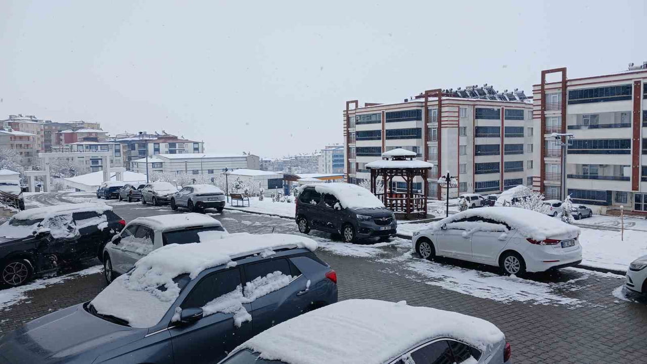 DİYARBAKIR’IN KULP İLÇESİNDE İKİ GÜNDÜR ARALIKLARLA ETKİLİ OLAN KAR YAĞIŞI İLÇE HAYATINI OLUMSUZ...