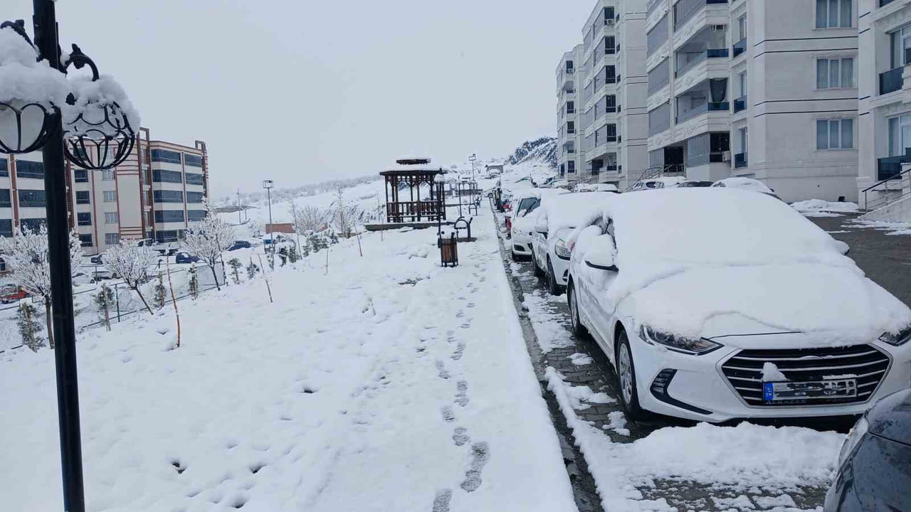 DİYARBAKIR’IN KULP İLÇESİNDE İKİ GÜNDÜR ARALIKLARLA ETKİLİ OLAN KAR YAĞIŞI İLÇE HAYATINI OLUMSUZ...