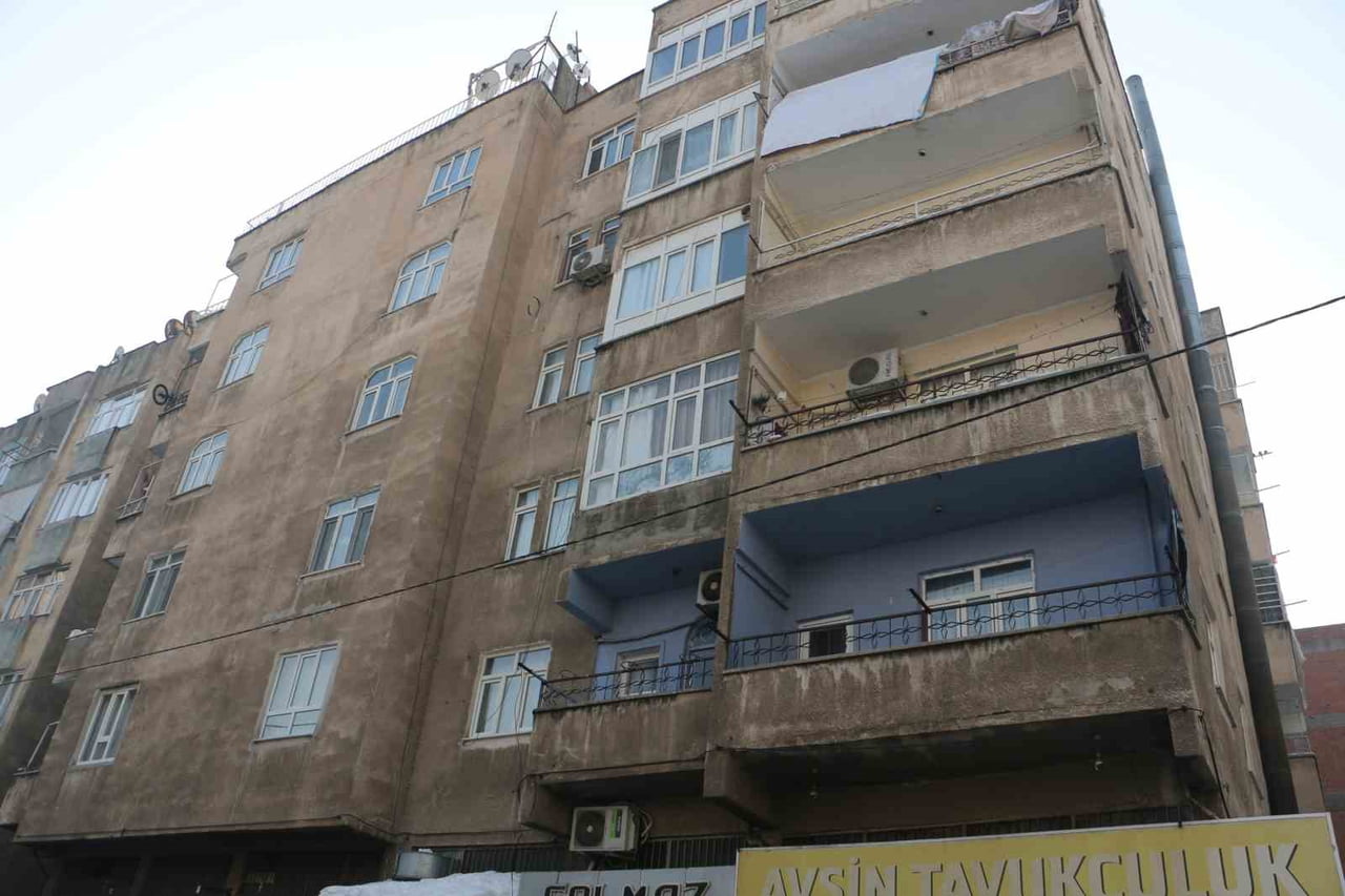 DİYARBAKIR’IN MERKEZ BAĞLAR İLÇESİNDE BİR BİNANIN KOLONUNDA ÇATLAK MEYDANA GELMESİ SONUCU...