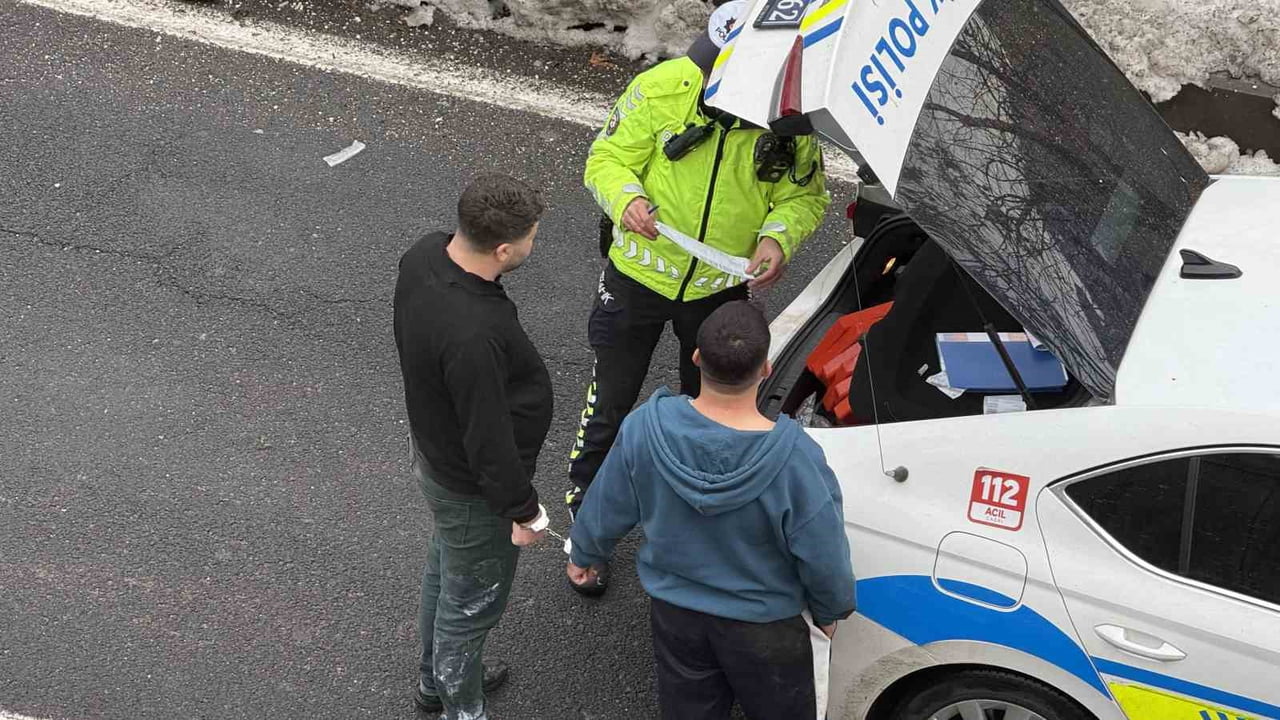 DİYARBAKIR’IN MERKEZ BAĞLAR İLÇESİNDE MİNİBÜS VE HAFİF TİCARİ ARACIN SÜRÜCÜSÜ, KAZA SONRASI KAVGA...