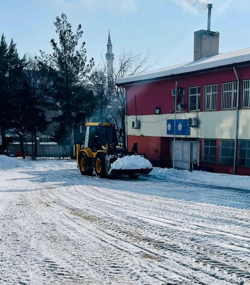 DİYARBAKIR VALİSİ MURAT ZORLUOĞLU, 4 İLÇEDE 470 OKULUN TEMİZLENDİĞİNİ BİLDİRDİ.