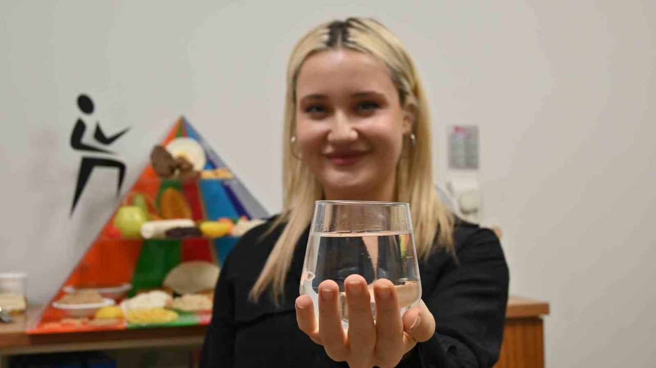 DİYETİSYEN DENİZ MUTLUER, KIŞ AYLARINDA TERLEMENİN AZALMASIYLA DÜŞEN SU TÜKETİMİNİN ÇEŞİTLİ SAĞLIK...