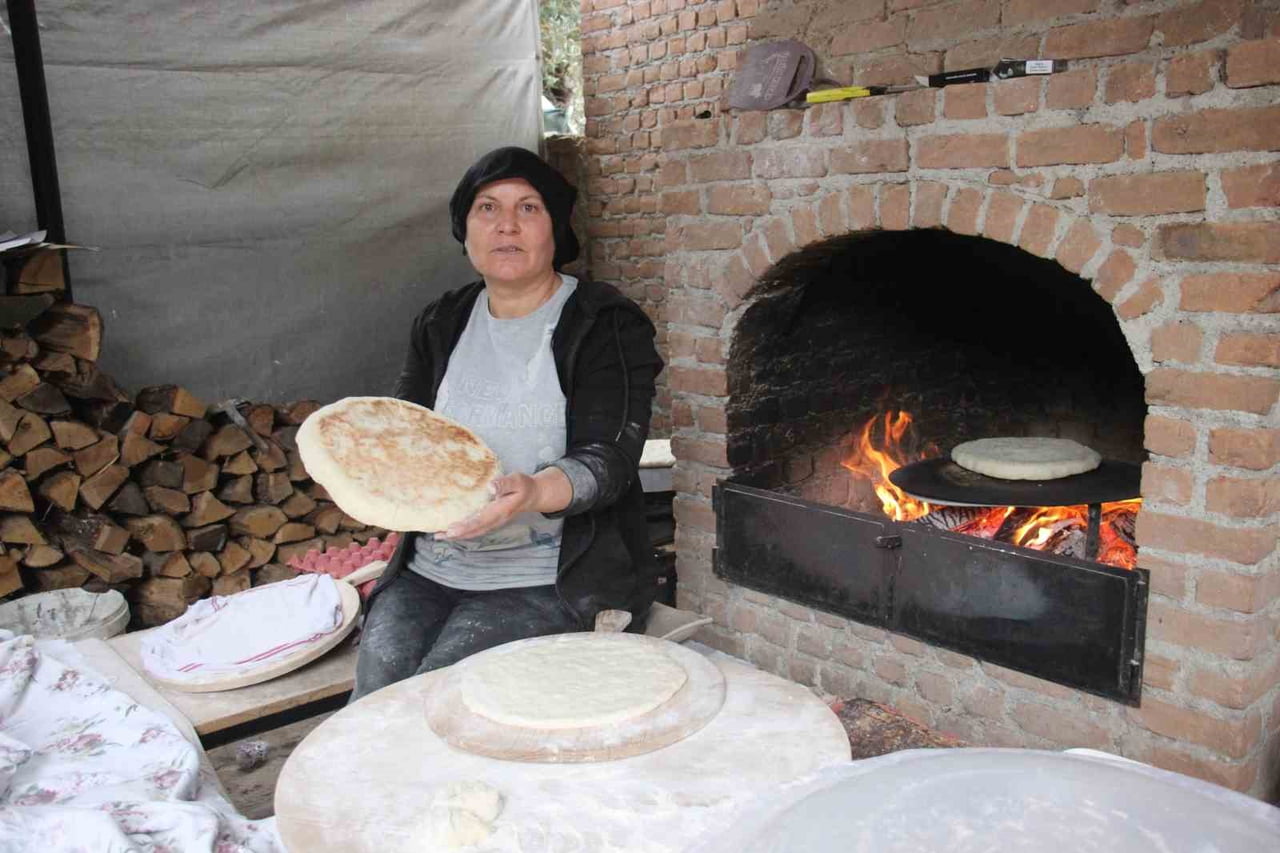 DOĞAL VE SAĞLIKLI BESLENMENİN ÖNEMİNİN HER GEÇEN GÜN ARTTIĞI GÜNÜMÜZDE ESKİ USUL EV EKMEKLERİNE...