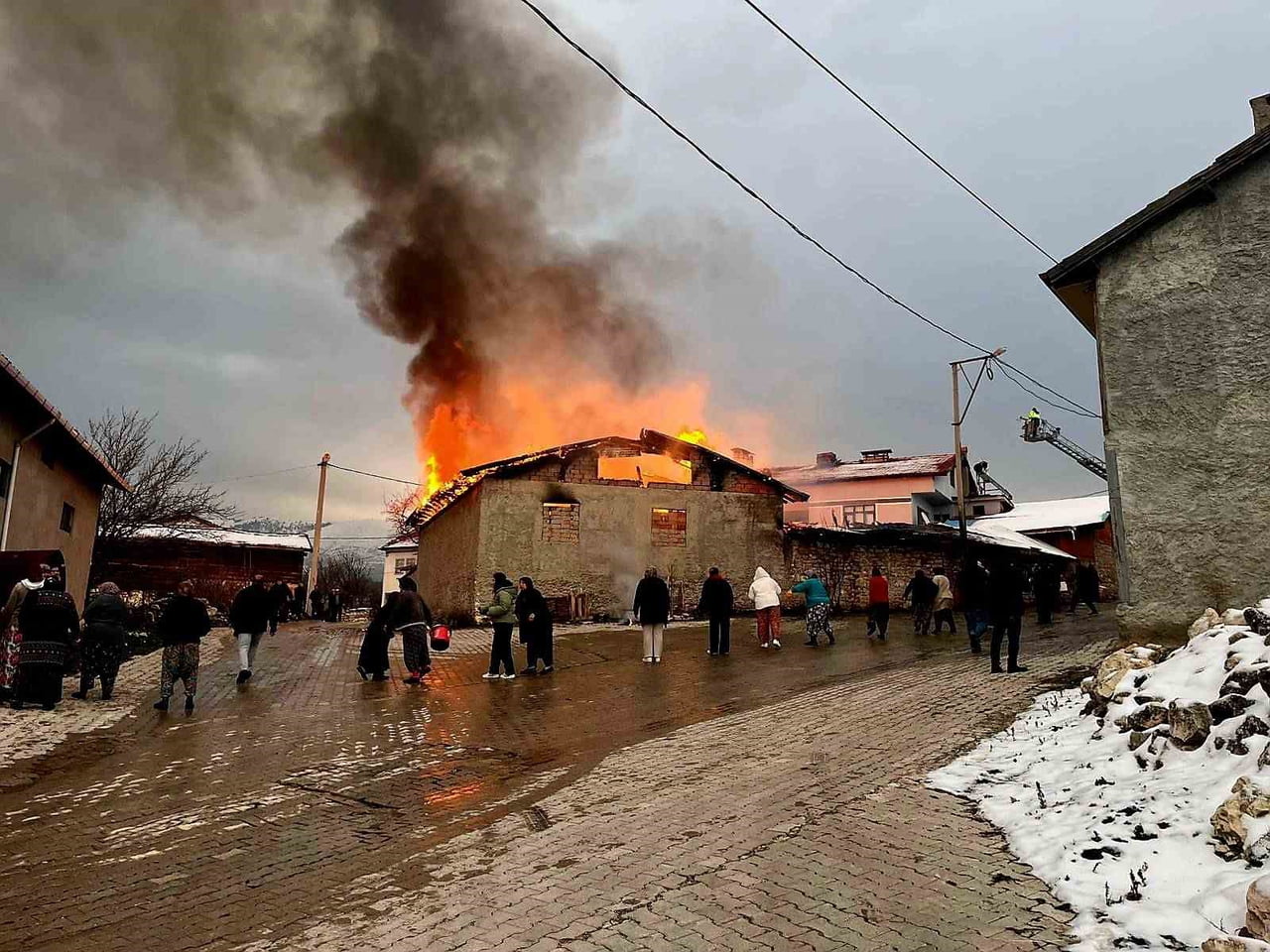 DOMANİÇ’TE AHIR YANGINI KORKUTTU