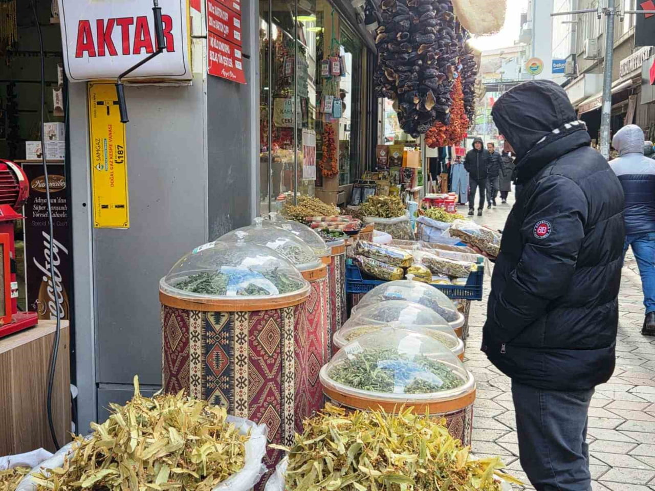 DONDURUCU SOĞUKLARIN ETKİLİ OLDUĞU SAMSUN'DA VATANDAŞLAR KIŞ ÇAYINA İLGİ GÖSTERİYOR.