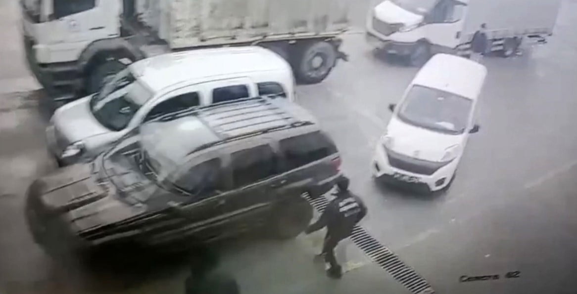 DÜZCE'DE ARAÇ MUAYENE İSTASYONUNDA MEYDANA GELEN TRAFİK KAZASI GÜVENLİK KAMERASINA YANSIDI.