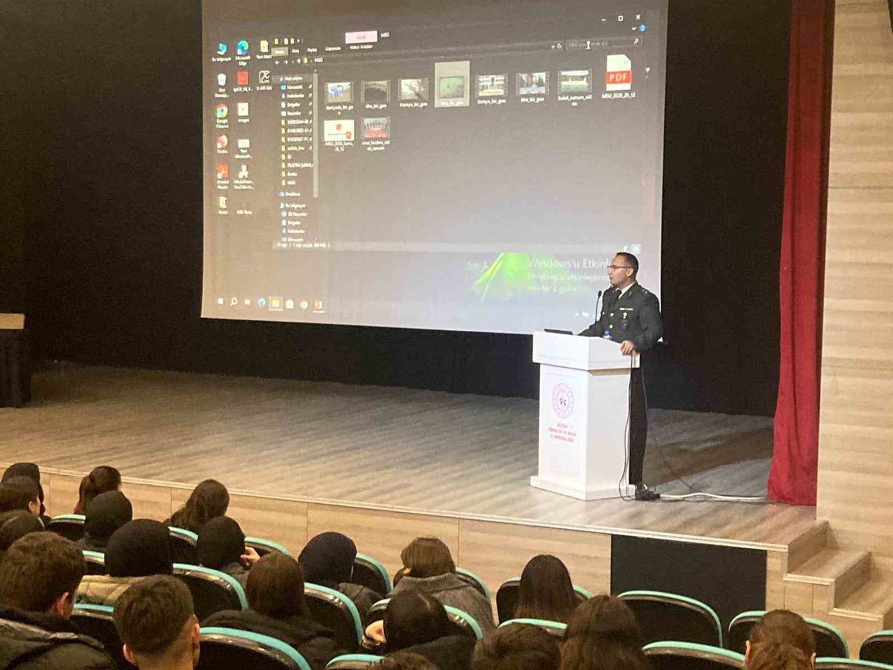 DÜZCE'DE EĞİTİM GÖREN LİSE ÖĞRENCİLERİNE YÖNELİK DÜZENLENEN PROGRAMDA, MİLLİ SAVUNMA...