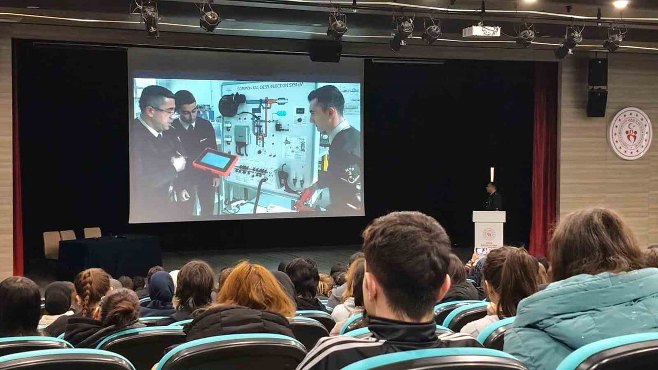 DÜZCE'DE EĞİTİM GÖREN LİSE ÖĞRENCİLERİNE YÖNELİK DÜZENLENEN PROGRAMDA, MİLLİ SAVUNMA...