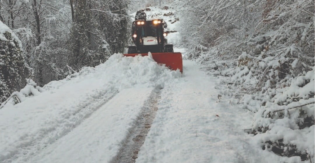 DÜZCE'DE ETKİLİ OLAN KAR YAĞIŞI SEBEBİYLE KAPANAN 65 KÖY YOLU, İL ÖZEL İDARESİ EKİPLERİNİN...