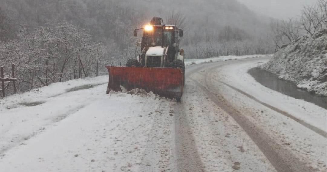 DÜZCE'DE ETKİLİ OLAN KAR YAĞIŞI SEBEBİYLE KAPANAN 65 KÖY YOLU, İL ÖZEL İDARESİ EKİPLERİNİN...