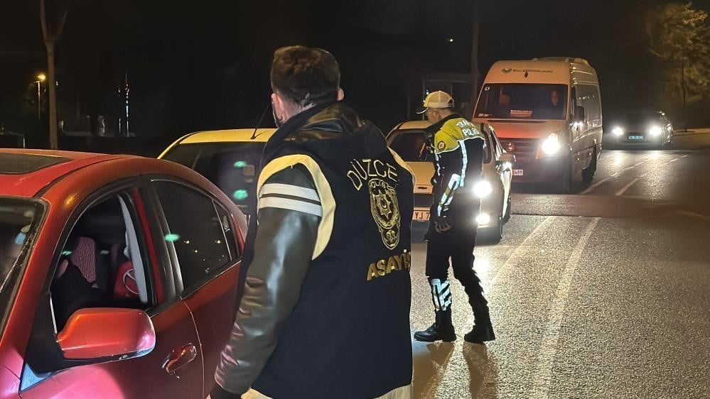 DÜZCE'DE JANDARMA VE POLİS EKİPLERİNCE YAPILAN ÇALIŞMALARDA, ÇEŞİTLİ SUÇLARDAN ARANAN 124 KİŞİ...