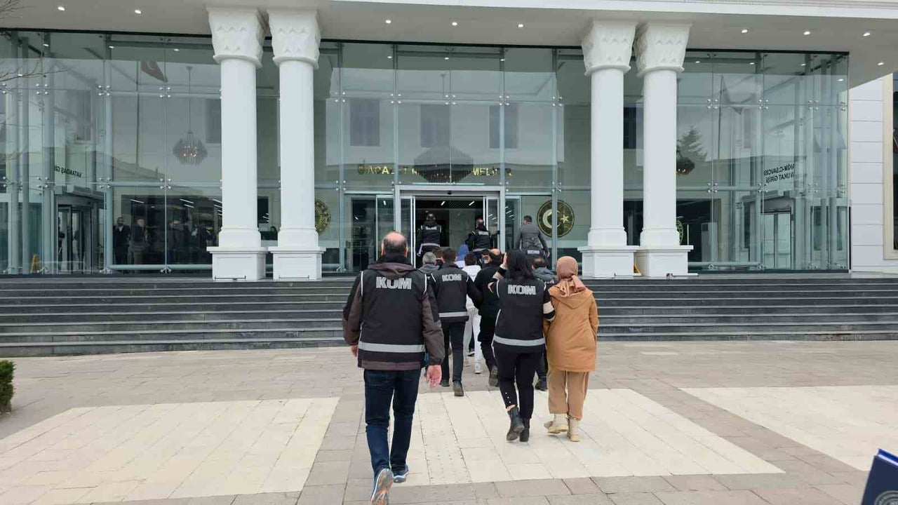 DÜZCE'DE SAHTE KİMLİKLE ARAZİ SATMAYA ÇALIŞAN 5 KİŞİLİK DOLANDIRICILIK ŞEBEKESİ, DÜZCE TAPU...