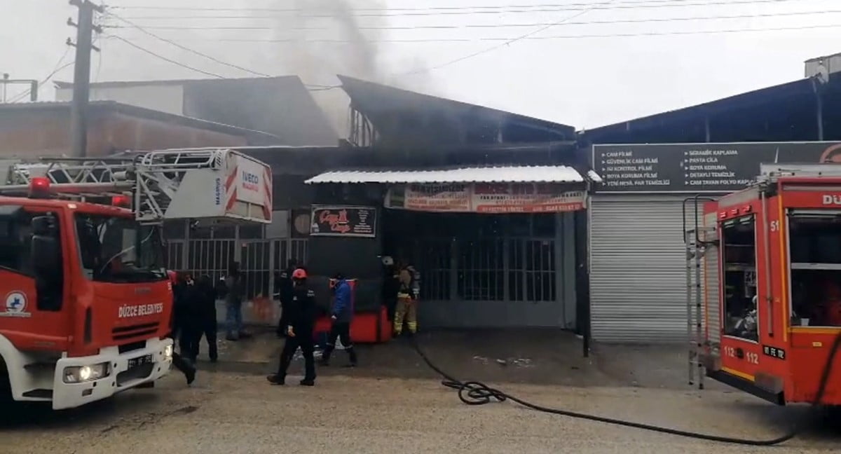 DÜZCE'DE SANAYİ ÇARŞISINDA KAPALI DÜKKAN İÇİNDEN ÇIKAN DUMANLARI FARK EDİP İTFAİYEYİ ARAYAN BİR...