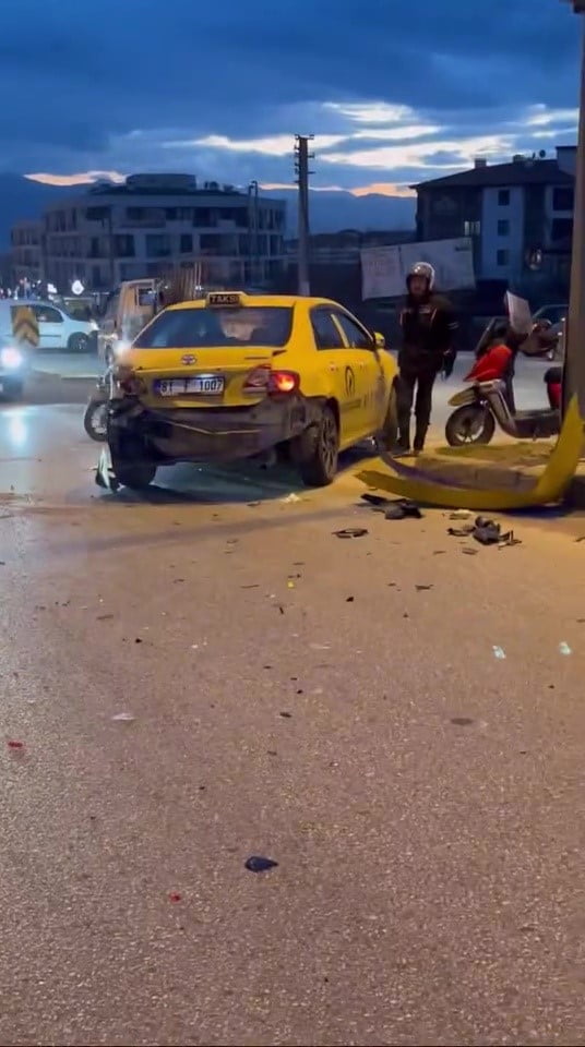 DÜZCE'DE TİCARİ TAKSİYE ARKADAN ÇARPAN MOTOSİKLETİN SÜRÜCÜSÜ AĞIR YARALANDI.