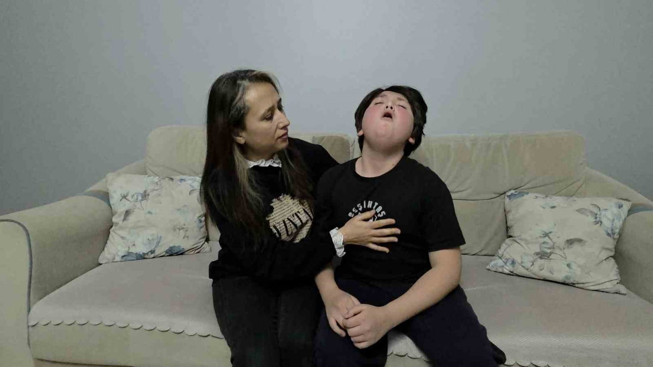 DÜZCE'DE YAŞAYAN 12 YAŞINDAKİ HASAN EMRE, 8 YILDIR DİNMEYEN ÖKSÜRÜK KRİZLERİ YÜZÜNDEN NE GECE...