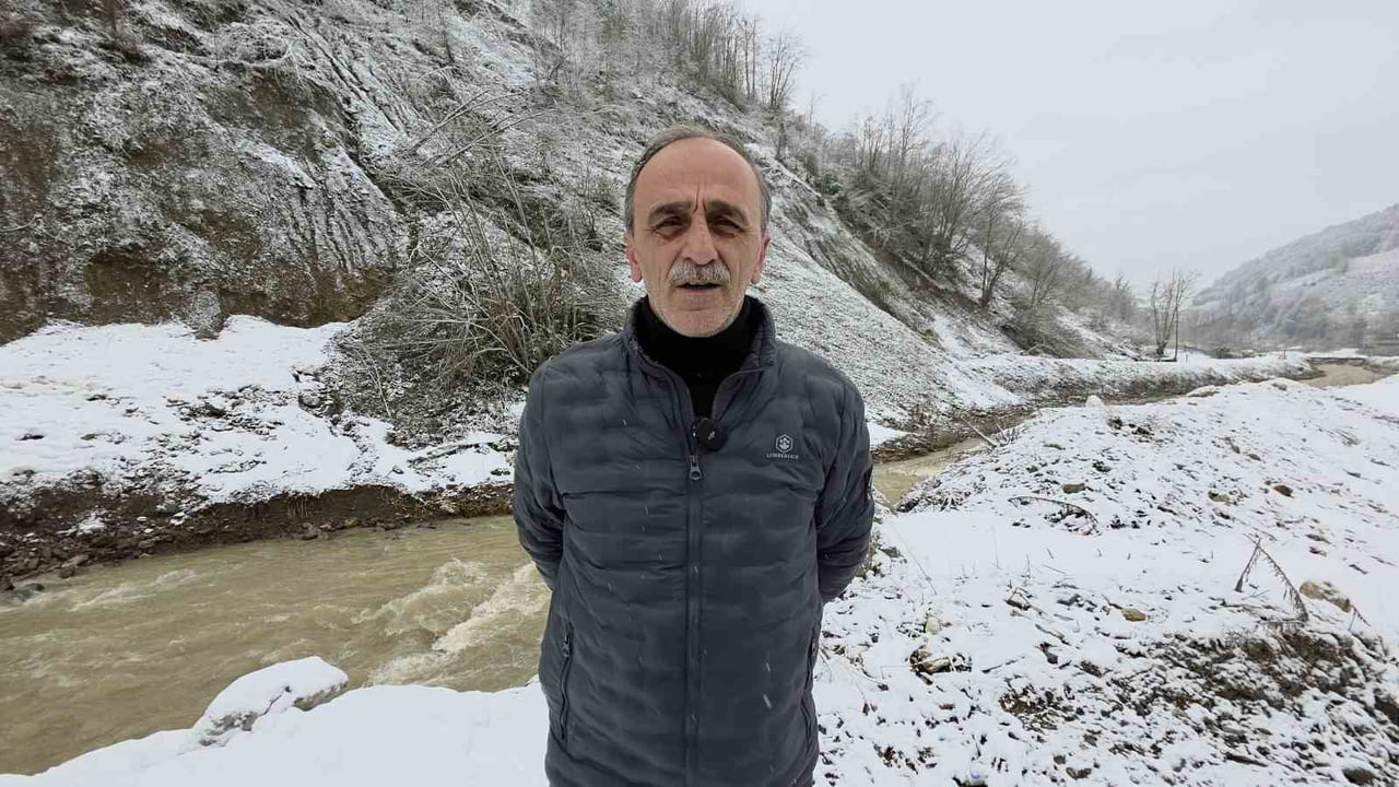 DÜZCE'NİN FINDIKLIAKSU KÖYÜ MUHTARI ZEKERİYA BEYAZ, HEYELAN RİSKİ NEDENİYLE KÖYÜN TAMAMEN TAHLİYE...