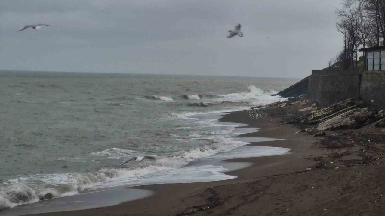 DÜZCE'NİN KARADENİZ'E KIYISI OLAN AKÇAKOCA İLÇESİ'NDE YAĞIŞ ETKİLİ OLURKEN DENİZDE DE FIRTINA...