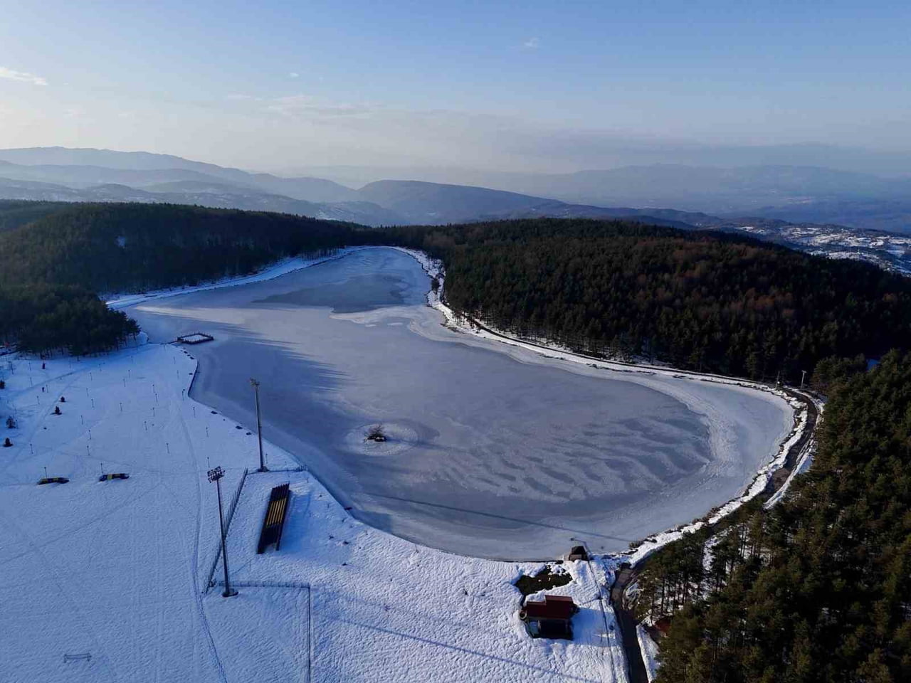 DÜZCE'NİN KAYNAŞLI İLÇESİNDEKİ ÖNEMLİ TURİZM MERKEZLERİNDEN TOPUK YAYLASI'NDA BULUNAN GÖLET, HAVA...