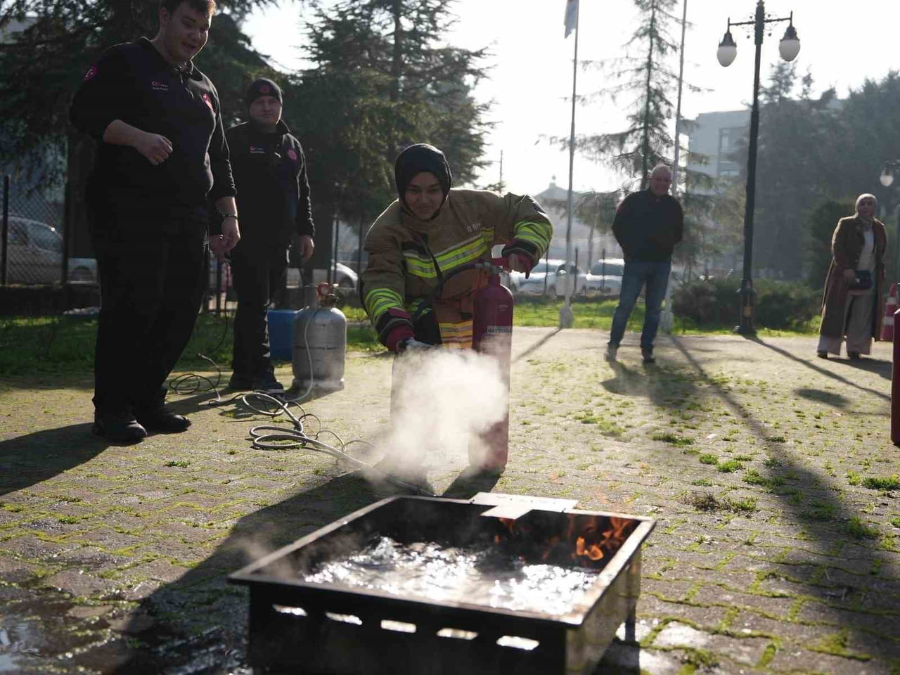 DÜZCE BELEDİYESİ TARAFINDAN, BELMEK KURSİYERLERİNE YÖNELİK TEORİK VE UYGULAMALI YANGIN EĞİTİMİ...