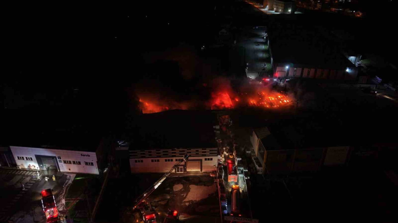 DÜZCE’DE ALEV ALEV YANAN STRAFOR ÜRETİM FABRİKASINDA ÇIKAN YANGIN HAVADAN DRONLA GÖRÜNTÜLENDİ....