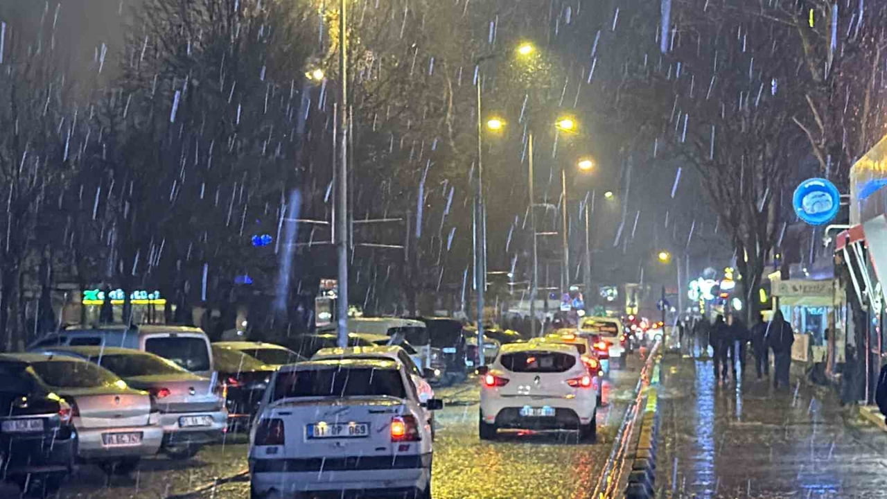 DÜZCE’DE BEKLENEN KAR YAĞIŞI ETKİSİNİ GÖSTERMEYE BAŞLADI. SABAH SAATLERİNDEN İTİBAREN ÖZELLİKLE...