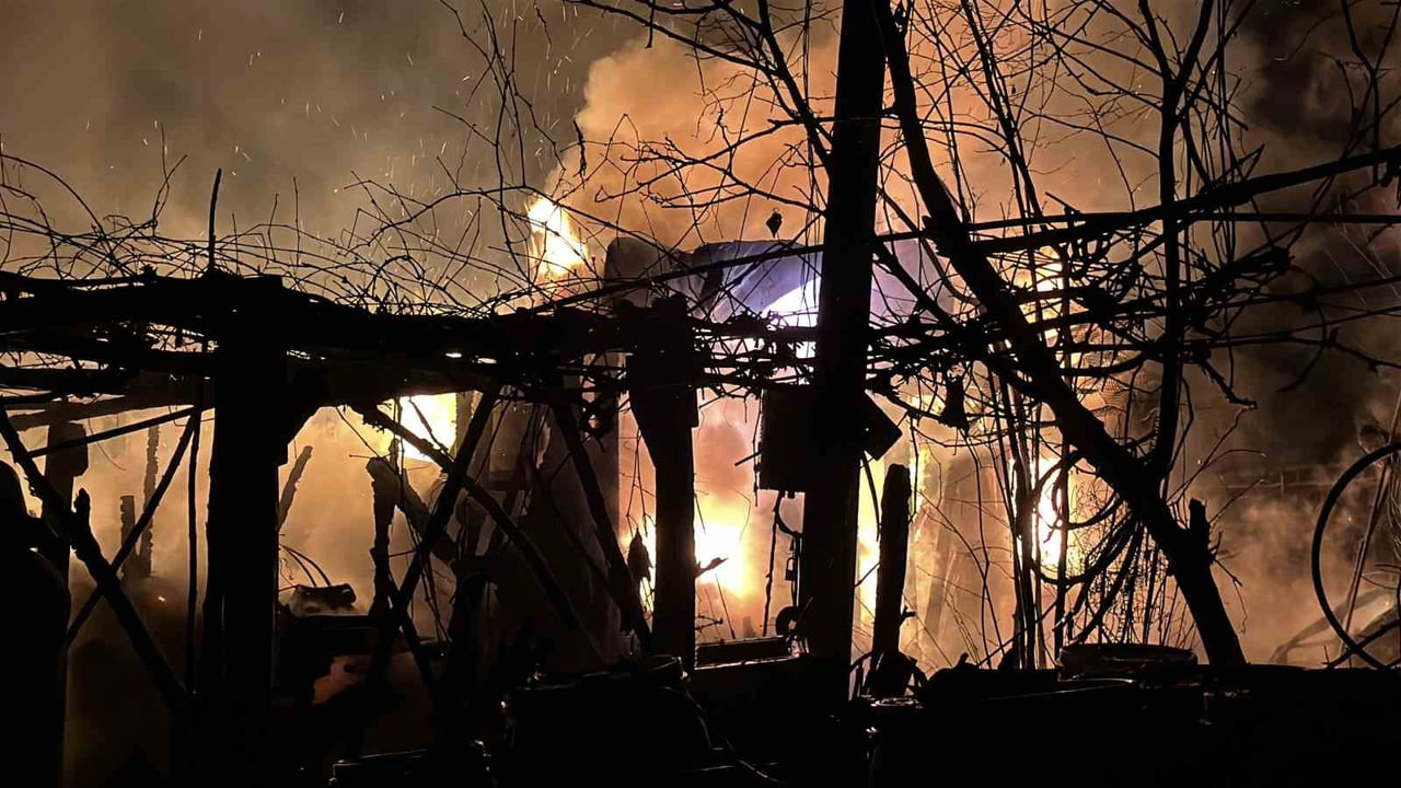 DÜZCE’DE BİR EVİN ARDİYE KISMINDA ÇIKAN YANGIN 2 KATLI EVE ULAŞMADAN SÖNDÜRÜLDÜ.