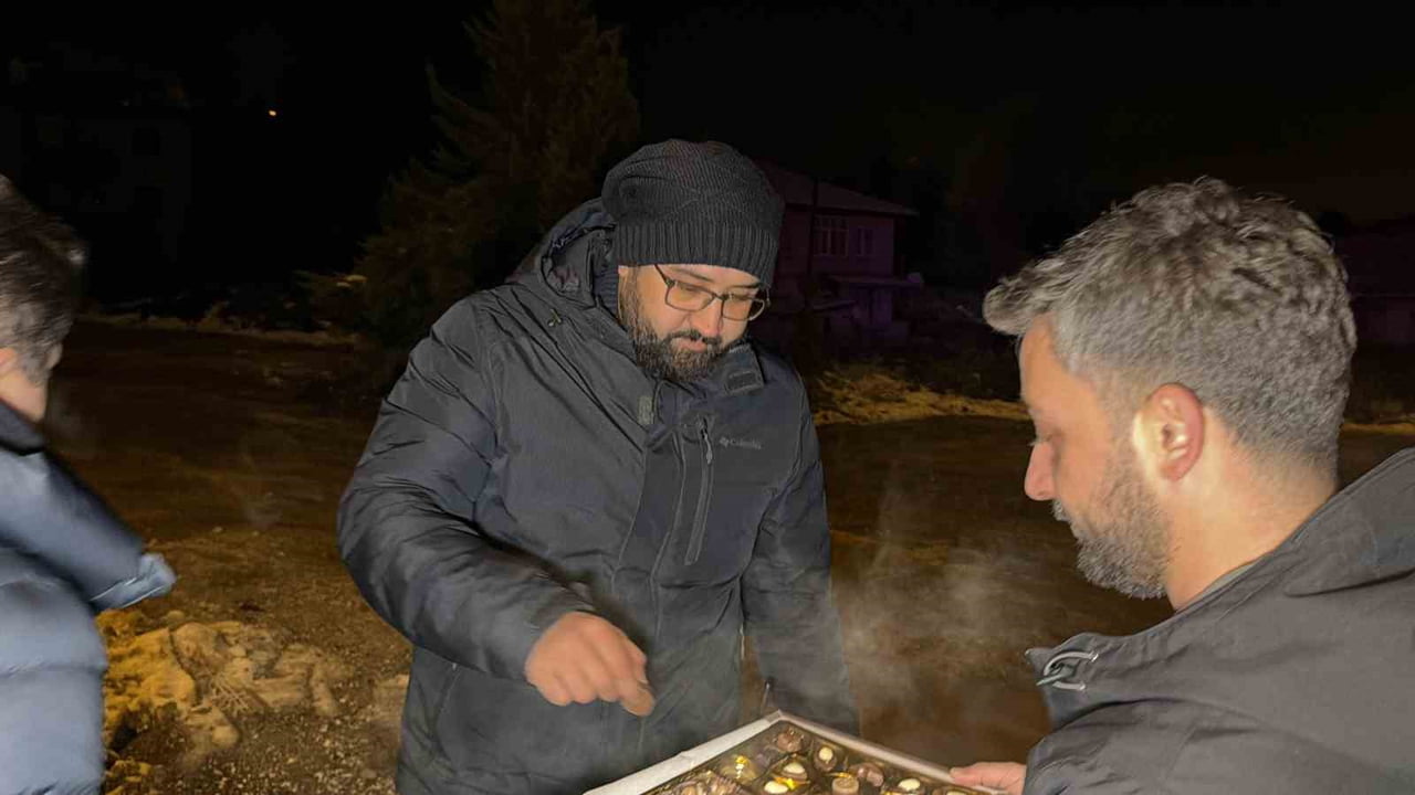 DÜZCE’DE GÖREV YAPAN GAZETECİLER POLİSLERE SÜRPRİZ YAPARAK YENİ YILLARINI ÇİKOLATA İLE...