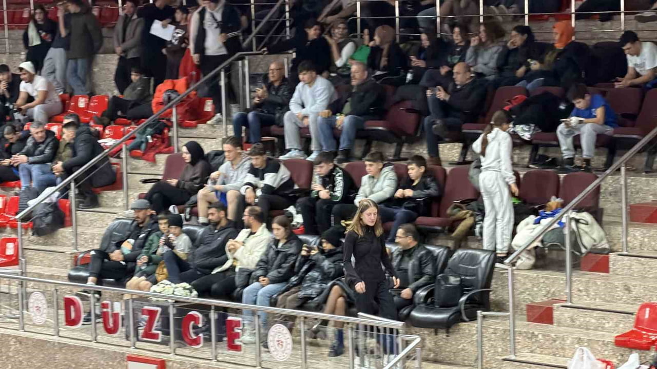 DÜZCE’DE KADİR ÇENGEL İLLER ARASI BOKS TURNUVASI, 18 TEMMUZ SPOR SALONU’NDA YOĞUN KATILIMLA...