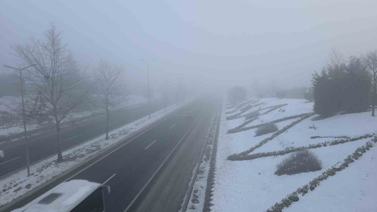 DÜZCE’DE KAR YAĞIŞININ ARDINDAN SİS VE SOĞUK HAVA ETKİLİ OLDU. ŞEHİR MERKEZİNDE EKSİ 3 DERECEYE...